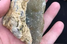 一块半山半水大马坎原石，开窗见冰种，雕出带花降龙观音翡翠！图片
