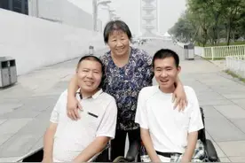 渐冻症兄弟背后的斜杠妈妈：被家暴后出逃，从卖唱到主播图片