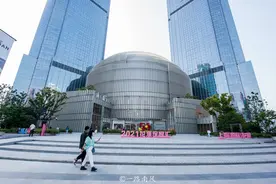 上海另类商场，造型像颗大圆球，本地人喜欢去逛，外地游客罕见图片