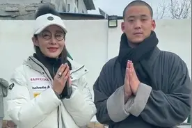 52岁张敏罕曝素颜！无惧镜头大方比V，现身少林寺疑复出拍戏图片
