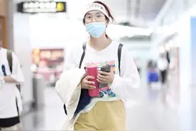 玲花原来藏得这么深，穿条"爸爸裤"现身，腿也太直了吧图片