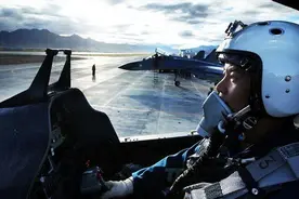 飞行员在飞机上长久飞行，如何解决生理问题？事实证明办法很高明图片