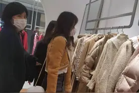 刘诗诗逛街被偶遇，穿7万2外套剪刘海，身材暴瘦看着能有80斤图片