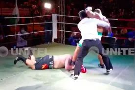 拳击史上最恶劣的犯规出现！比泰森咬耳朵严重十倍图片