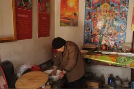 80岁老妈妈自己动手做菜饼，等你回家过母亲节图片