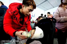 宝宝为啥突然不爱吃奶了？可能是进入了“厌奶期”图片