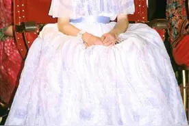 39年前，20岁的戴安娜穿蓝色纱裙，在椅子上睡着，宛如睡美人图片