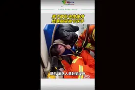 男子醉卧地铁座椅，结果脑袋被卡扶手图片