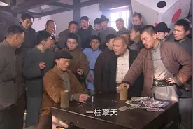 小伙嚣张挑战赌王摇色子，没料到赌王直接摇出一柱擎天，小伙输了视频封面