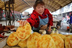 6旬大妈卖烧饼20年，积蓄全被两闺女花光，直言养闺女压力也不小图片