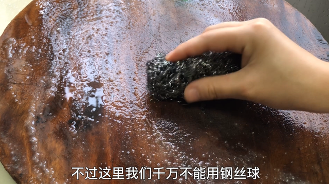 菜板上撒一把，不管多脏多黑的菜板一擦就掉，轻松洗净无细菌