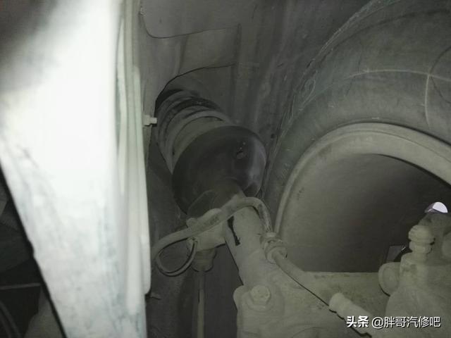 买二手车底盘一定要检查，有条件的朋友最好升起来检查