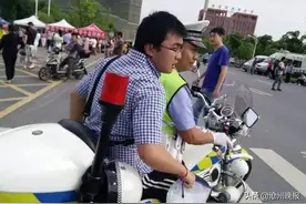 两名考生忘拿装有证件和文具的袋子 黄骅辅警及时帮助这对“难兄难弟”图片