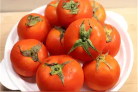 打了激素西红柿怎么辨别？菜农：牢记这个诀窍，保证看一眼就辨出图片