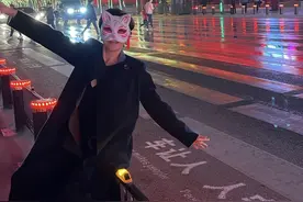 刘嘉玲带猫面具现身大唐不夜城，不愧是网红打卡地，黑色大衣简约图片