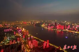 武汉夜景刷屏吸引超4亿关注，长江灯光秀百年特辑将持续展播至7月底图片