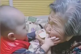 半岁玄孙和九旬太奶争食，咬着食物谁也不松口，孩子爷爷：我难啊图片