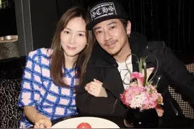 47岁孙耀威晒婚照视频纪念结婚三周年，陈美诗甜蜜回应：三年不痒图片