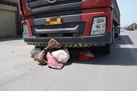 河南焦作：惊险！电动自行车被半挂货车卷入车底！所幸电动自行车驾驶人无生命危险！图片