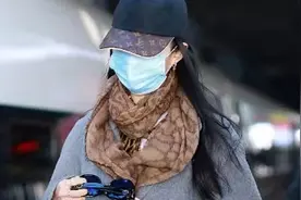 刘亦菲回国终于高调了！全身穿大牌炫富却穿出路人感，太浪费美貌图片