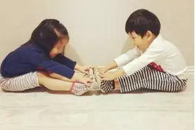 双胞胎先出来的那个就是老大？真不一定，有时候也是医生说了算图片