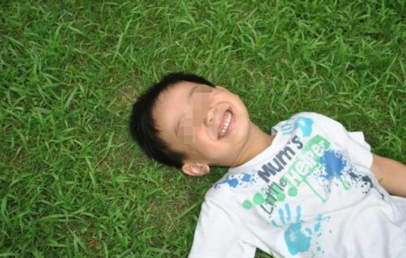 小孩身上长像鸡皮疙瘩是怎么回事啊
