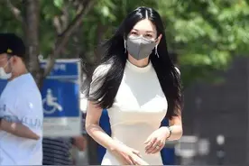 金素妍才是“尤物身材”，一袭白色连衣裙太养眼，堪称韩国魔女图片