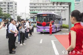 粉紫色公交车来了！宁波首条商旅主题公交线“商旅1号线”今起开通图片