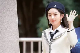 赵丽颖学姐装太甜，一身奢侈品牌价值数万，清新自然好似邻家少女图片