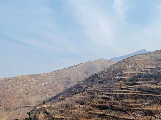 郑州驴友徒步经典户外线路，万丈梯刀背山穿越小长城黄金大草原
