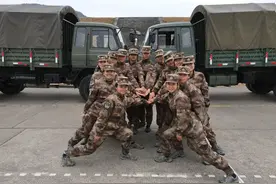 小女兵开大战车，一个字：飒图片