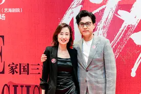刘敏涛靳东亲密搂肩，四次合作，部部经典，姐弟情深图片