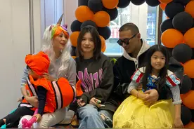 章子怡晒万圣节全家福，二胎儿子罕露面肉乎可爱，16岁继女坐C位图片