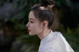 张天爱真的好瘦，穿露脐装配S码牛仔短裤，裤腰看着能塞一只手图片