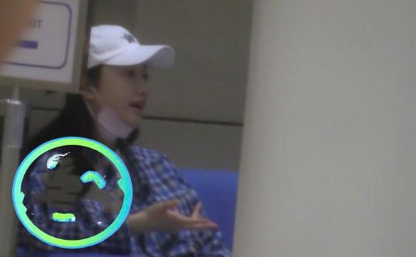 景甜父亲罕见露面，陪女儿看病烟瘾难耐，挺肚腩打扮朴素不似富豪