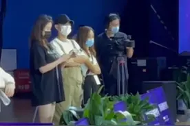 文章被偶遇陪12岁女儿比赛，身旁不见马伊琍，两人无互动显生分图片