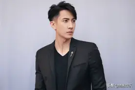 吴尊携爱妻参加同学聚会，合照曝光，焦点不是谁站C位图片