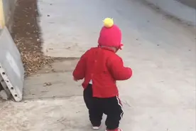 宝宝走路姿态形似“奶醉”，学步宜晚不宜早，这个时间刚刚好图片