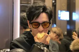 男人40不能穿运动装？黄晓明却像个23岁小伙，就是身形消瘦惹人疼图片