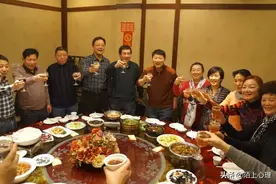 初中同学聚会，班长买完单，拿着7200元消失无踪图片