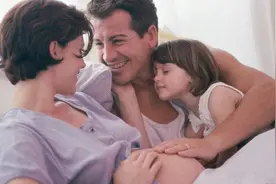 当父母知道你怀孕以后的第一反应是什么？婆婆高兴的笑了三天视频封面