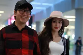 郎朗和老婆同框出行，穿格子衬衫也不油腻，吉娜一身休闲却更抢镜图片