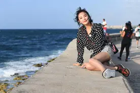 张雨绮在国外太会穿，波点衬衫配短裤好甜美，越来越有少女感图片