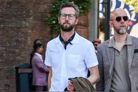 短袖衬衣太老气？那是你不会搭！今年夏天这样穿，清爽又高级图片