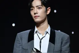 肖战穿短裤长靴上热搜，长身玉立英气逼人，高奢品牌选他挑对人了图片