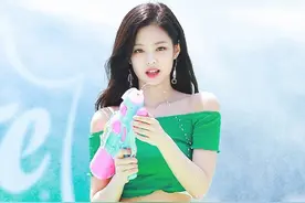 Jennie绿色一字肩短款紧身衣，搭清凉蓝色短裤，绝佳身材太吸睛了图片