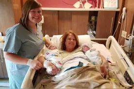 得知女儿不能再生育后，44岁母亲主动替其怀孕并生下龙凤胎图片