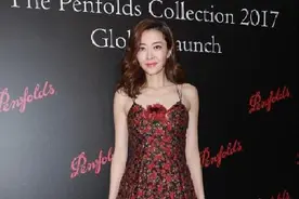 熊黛林身材一点没变，穿碎花裙秀出凹凸曲线，细肩带实力抢镜图片