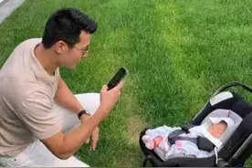 朱珠学霸老公晒照，跪地给女儿拍照好宠溺，掌镜人疑似是老婆图片