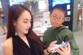“土豪小学生”约会网红美女，两人举止亲密，网友：孩子太早熟了图片